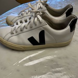 Veja Esplar Logo Leather size 39 (US 8)